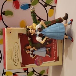 Hallmark Keepsake Ornament: Dorothy and Scarecrow (2002)